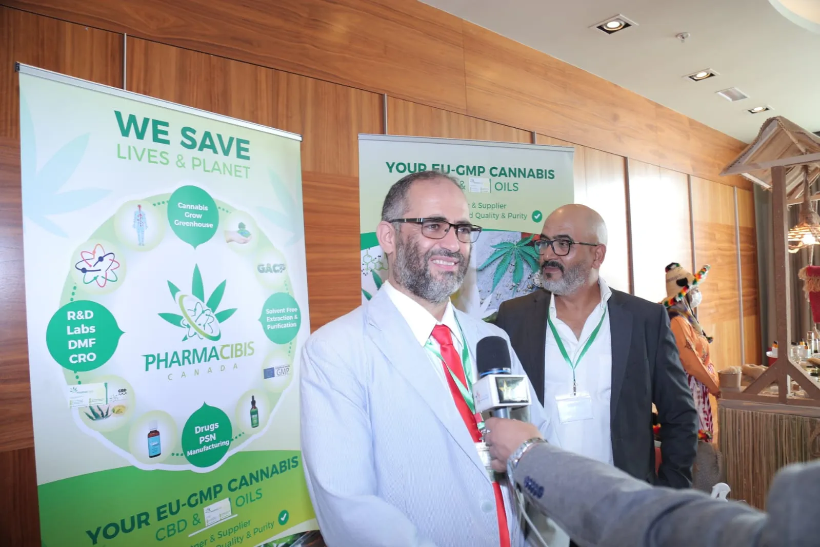 Le Dr. Aziz Chraibi avec des participants du congrès à Tanger