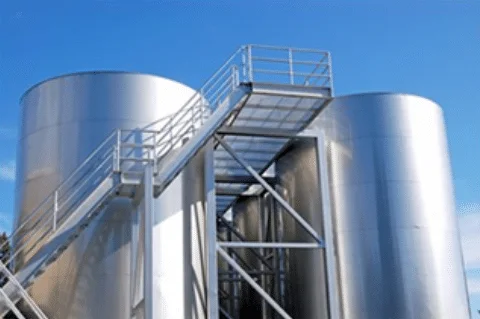 Silos de stockage en inox à l’extérieur d’une usine