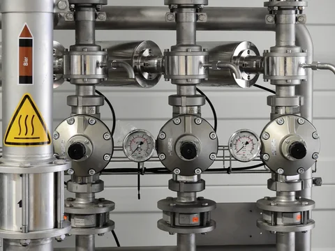 Vannes sanitaires et manomètres d’une brasserie
