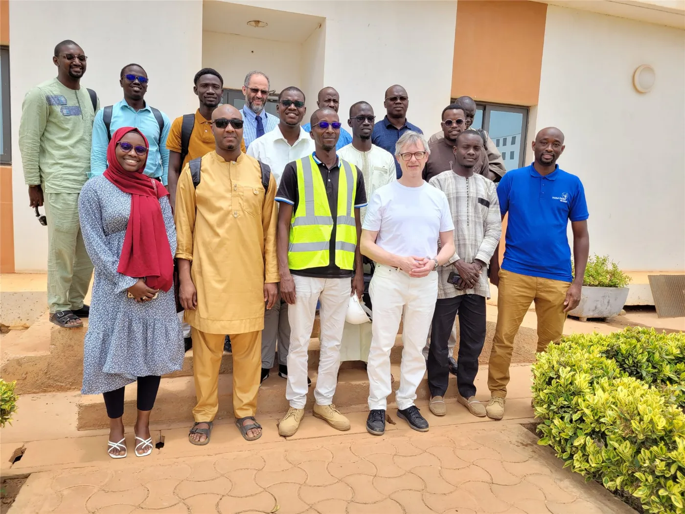 L’équipe de PBE Expert avec l’équipe du client sur un site au Sénégal