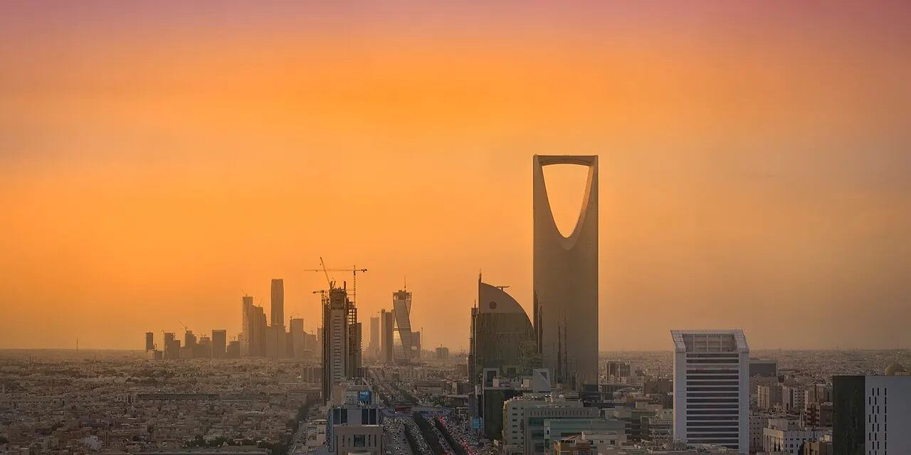 Riyad au coucher du soleil et la tour Kingdom Centre