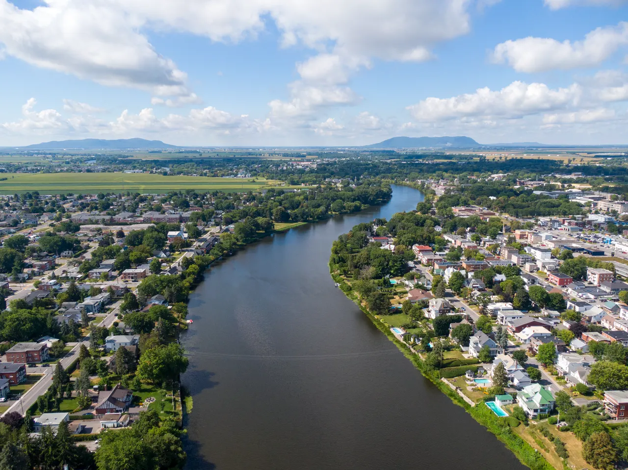 Saint-Hyacinthe et la rivière Yamaska vues du ciel