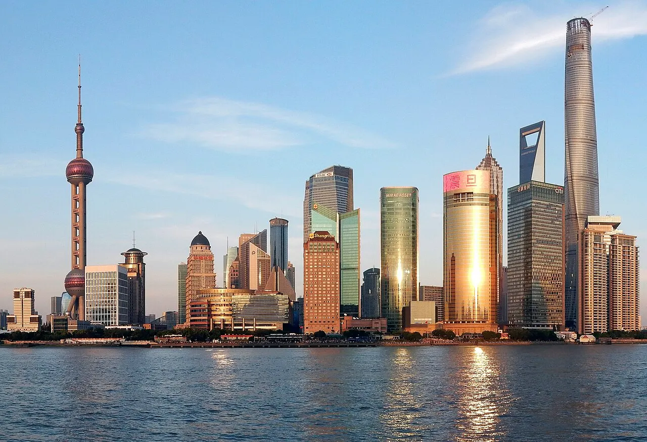 Les tours de Pudong à Shanghai, au bord du Huangpu