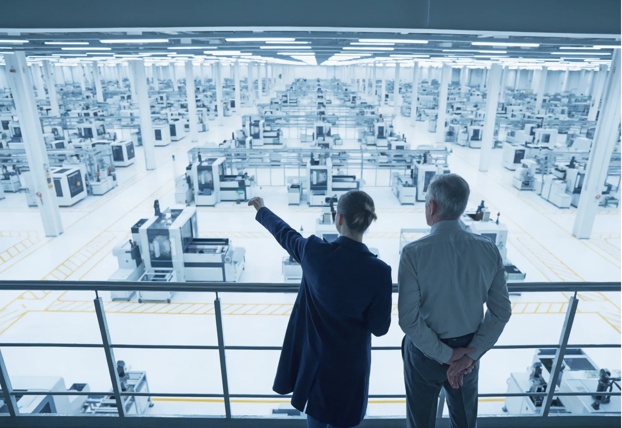 Ingénieurs qui observent une usine de production moderne