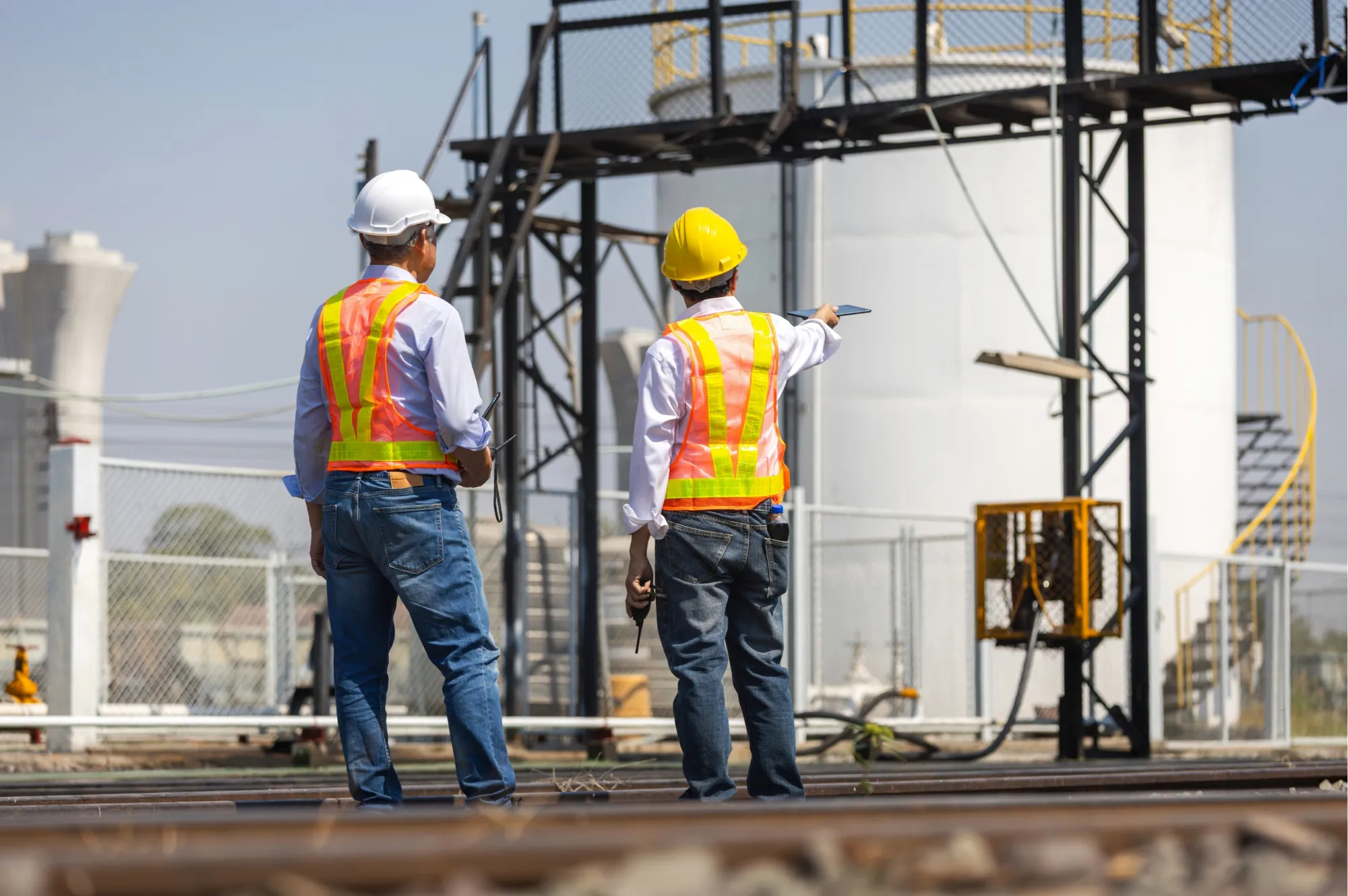 Ingénieurs sur un site industriel