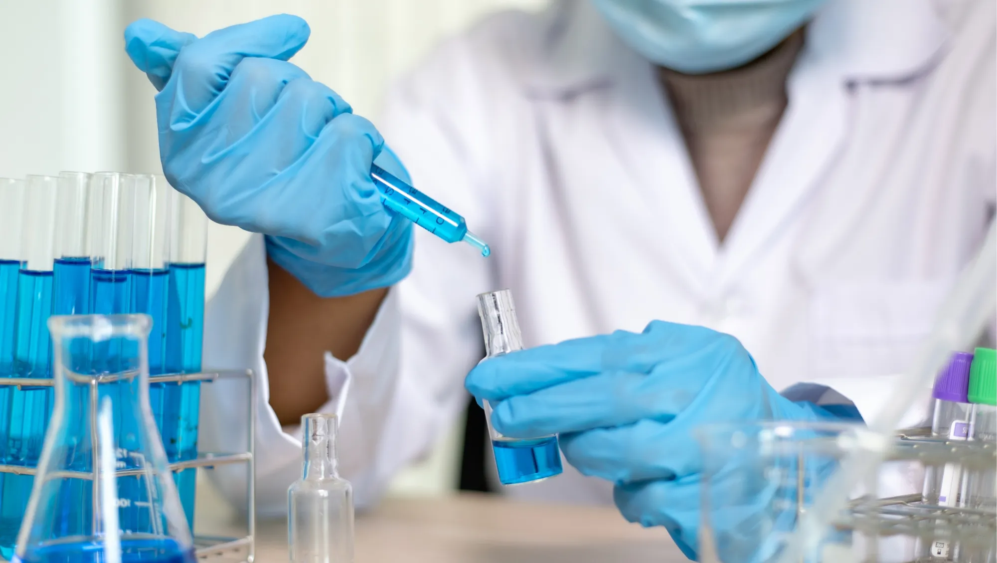 Analyste en salle de laboratoire, masque et gants