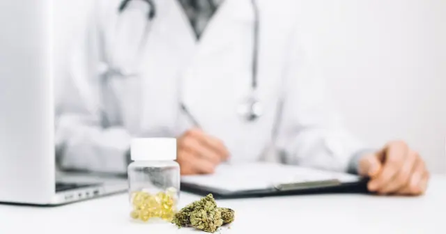 Médecin qui rédige une ordonnance de cannabis médical