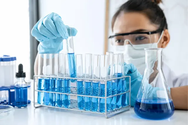 Chimiste qui analyse des échantillons