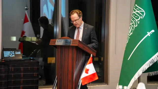 L’ambassadeur du Canada au lutrin