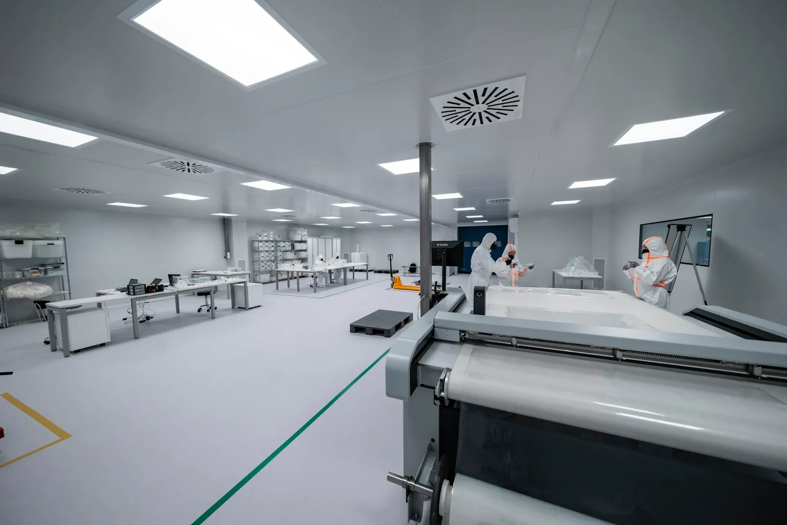 Salle de production en tenue stérile