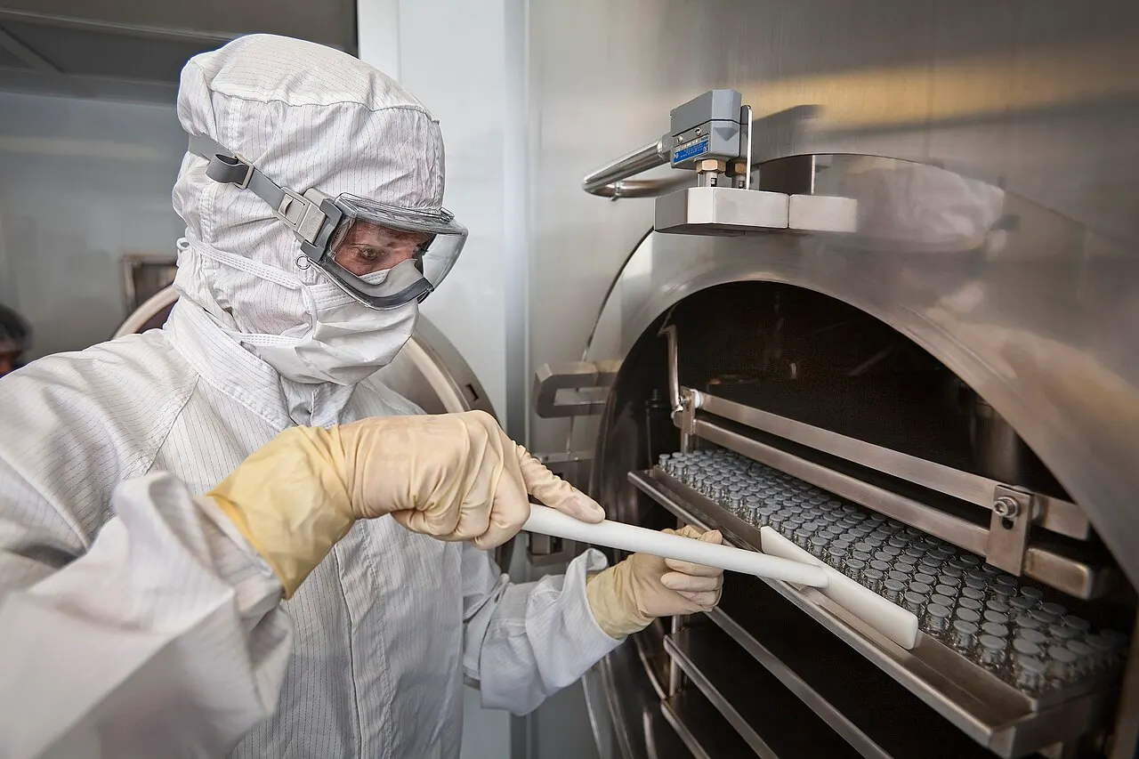 Loading vials into a freeze dryer, in sterile gowning