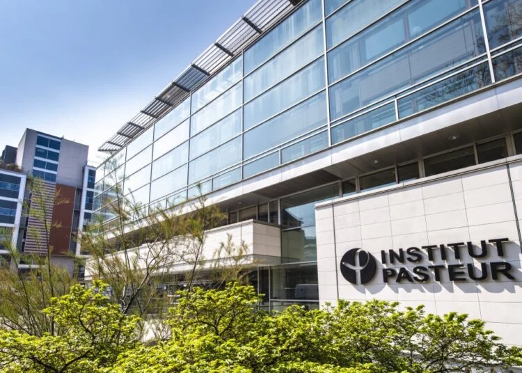 An Institut Pasteur building with its glass facade and sign