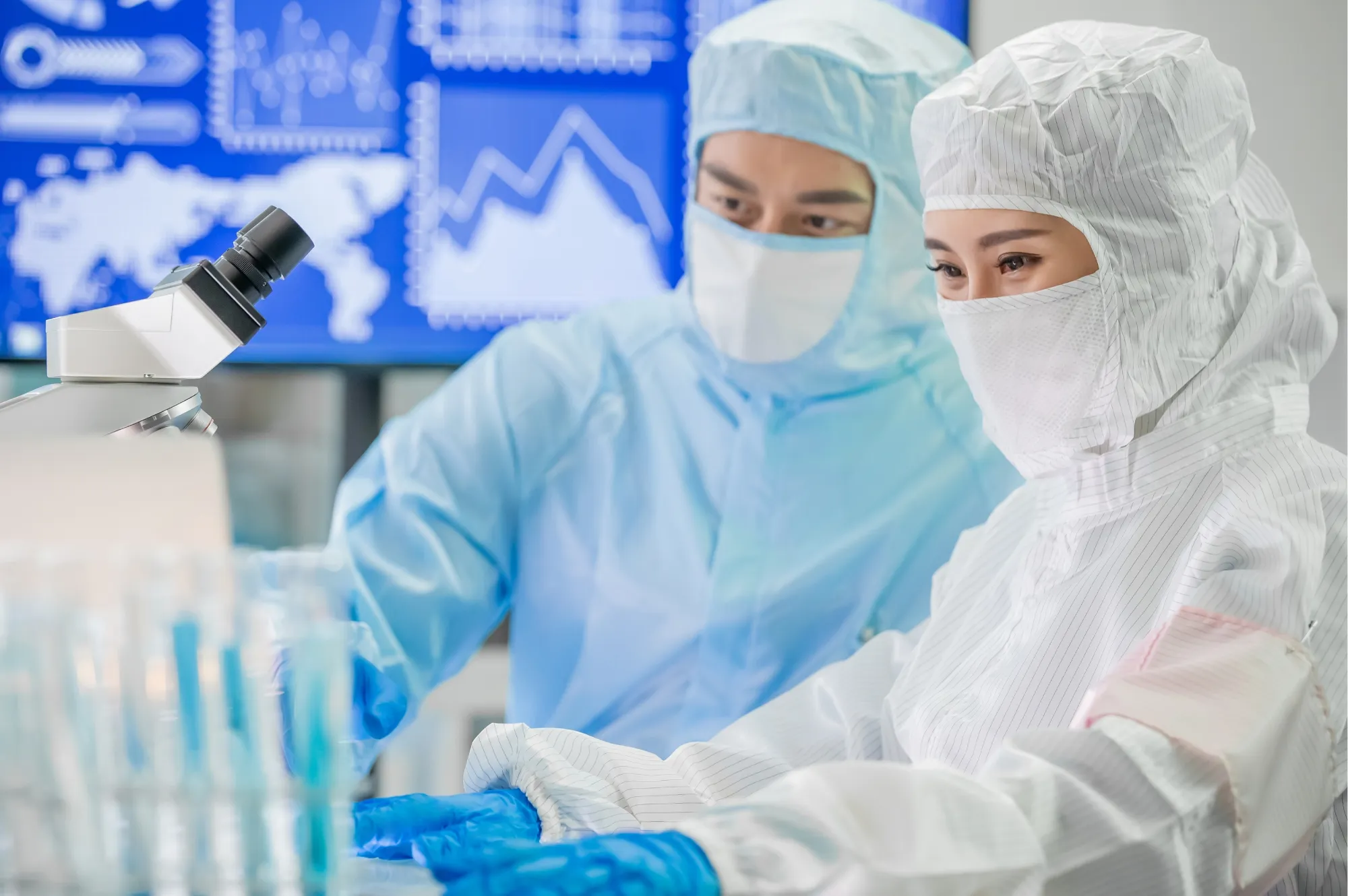 Deux spécialistes en tenue stérile dans un laboratoire