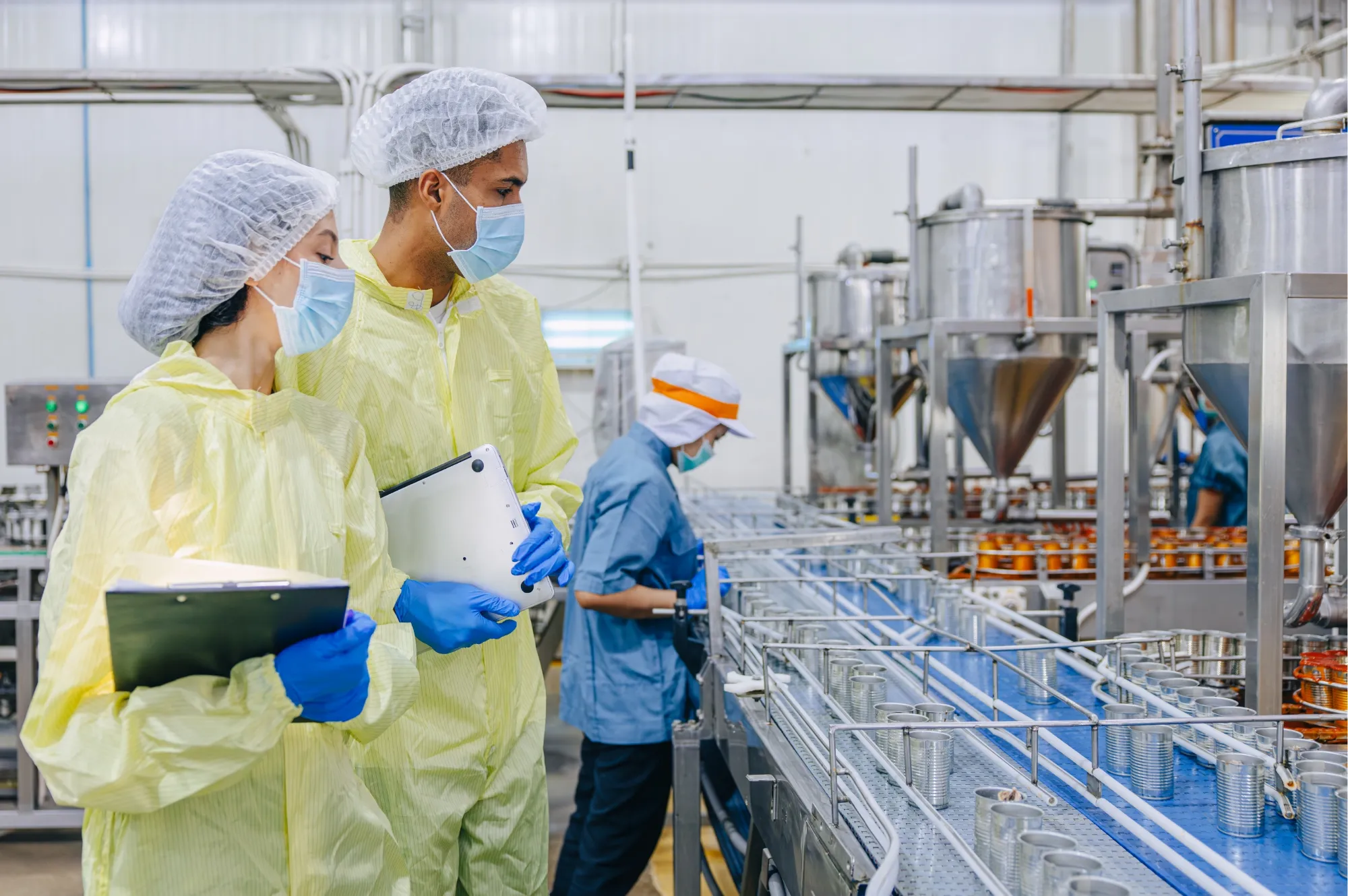Inspecteurs dans une usine de transformation alimentaire