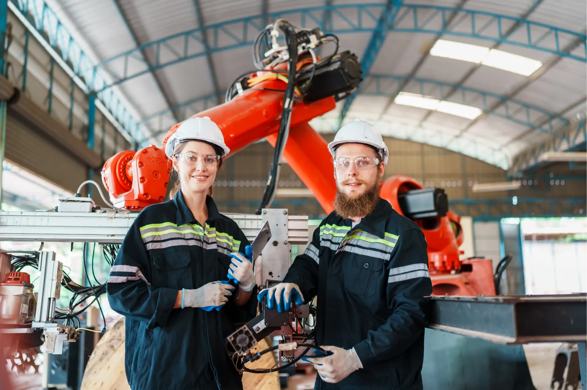 Techniciens devant un robot industriel